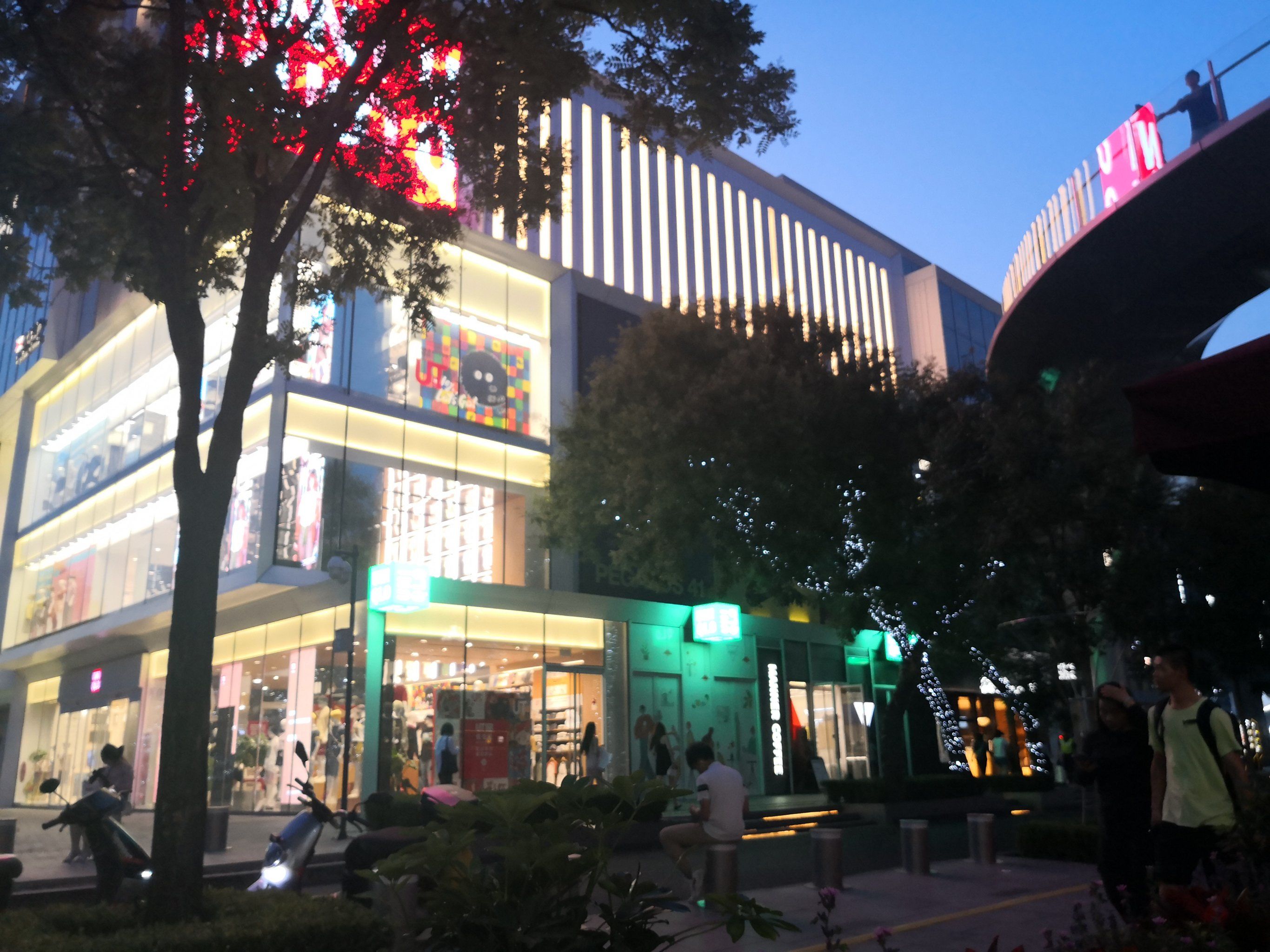 三里屯视频完整版三里屯视频，繁华都市的魅力展示-第2张图片
