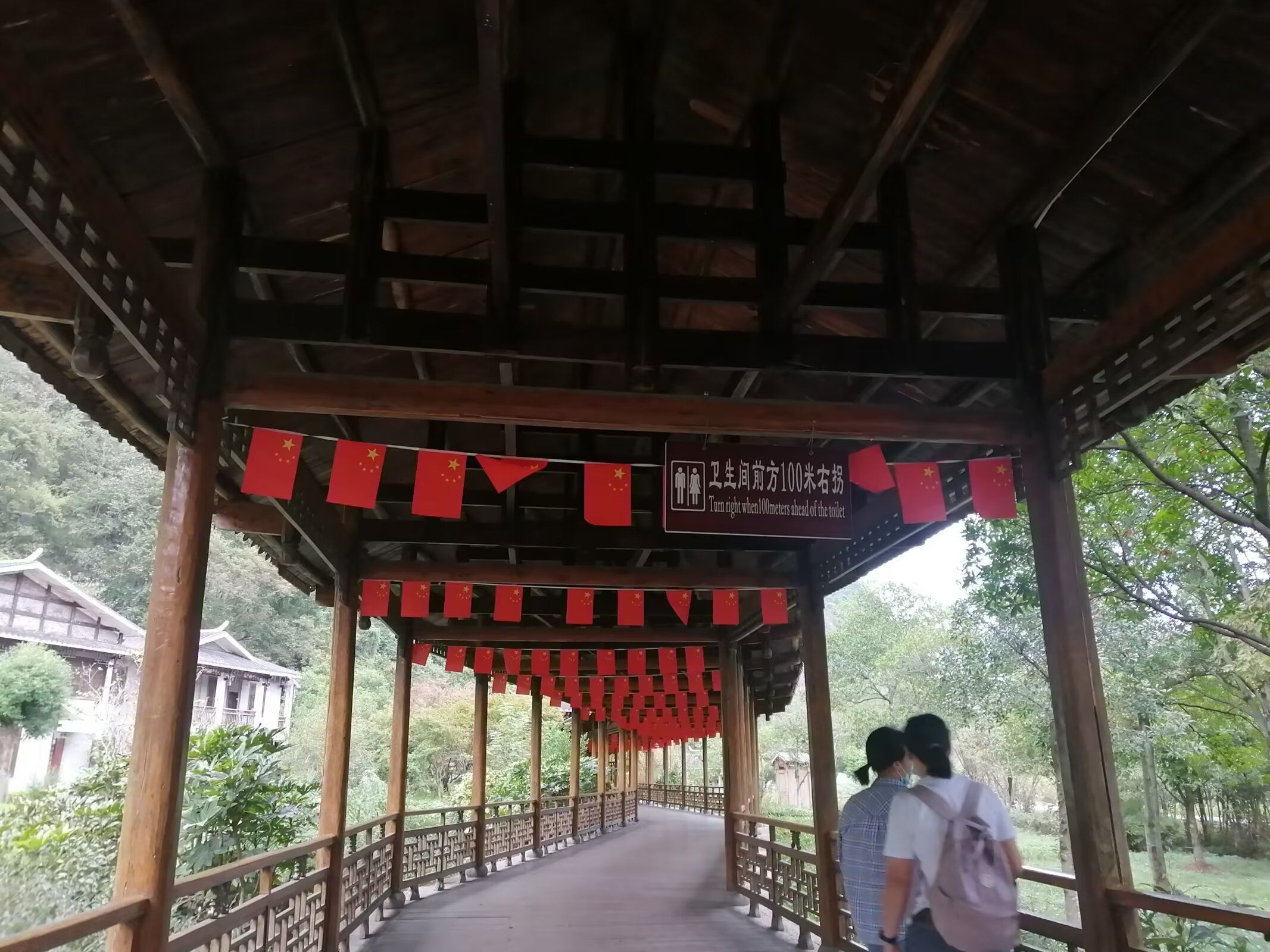黄龙洞在哪里哪个城市黄龙洞位于中国湖南省的某山区，是一个著名的自然景观。黄龙洞是一个古老的溶洞，以其独特的地下生态环境和壮观的洞穴景观而闻名。-第2张图片