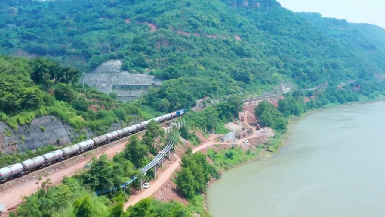 三明北站位于福建省三明市。该站是连接福建省内重要交通枢纽之一，也是连接全国各大城市的重要交通节点。三明北站地理位置优越，交通便利，是连接铁路、公路、航空等多种交通方式的综合交通枢纽。
