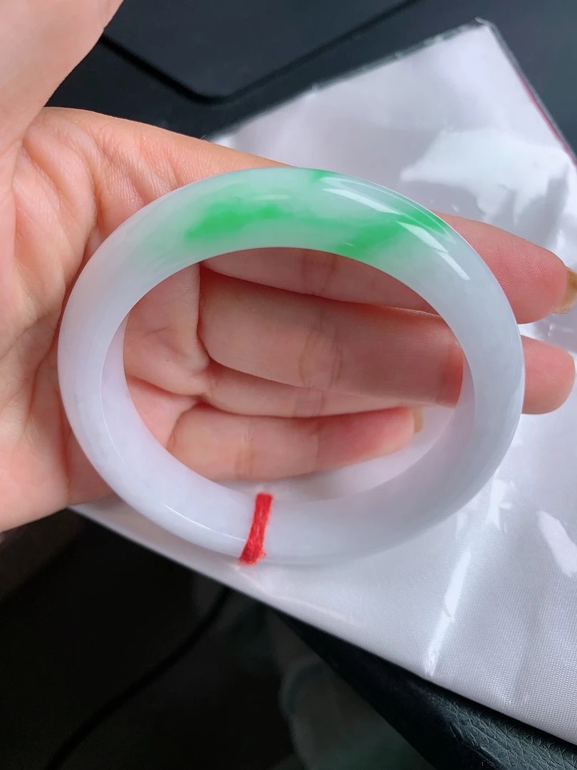 白底青翡翠手镯白底青翡翠，自然之美与独特之韵