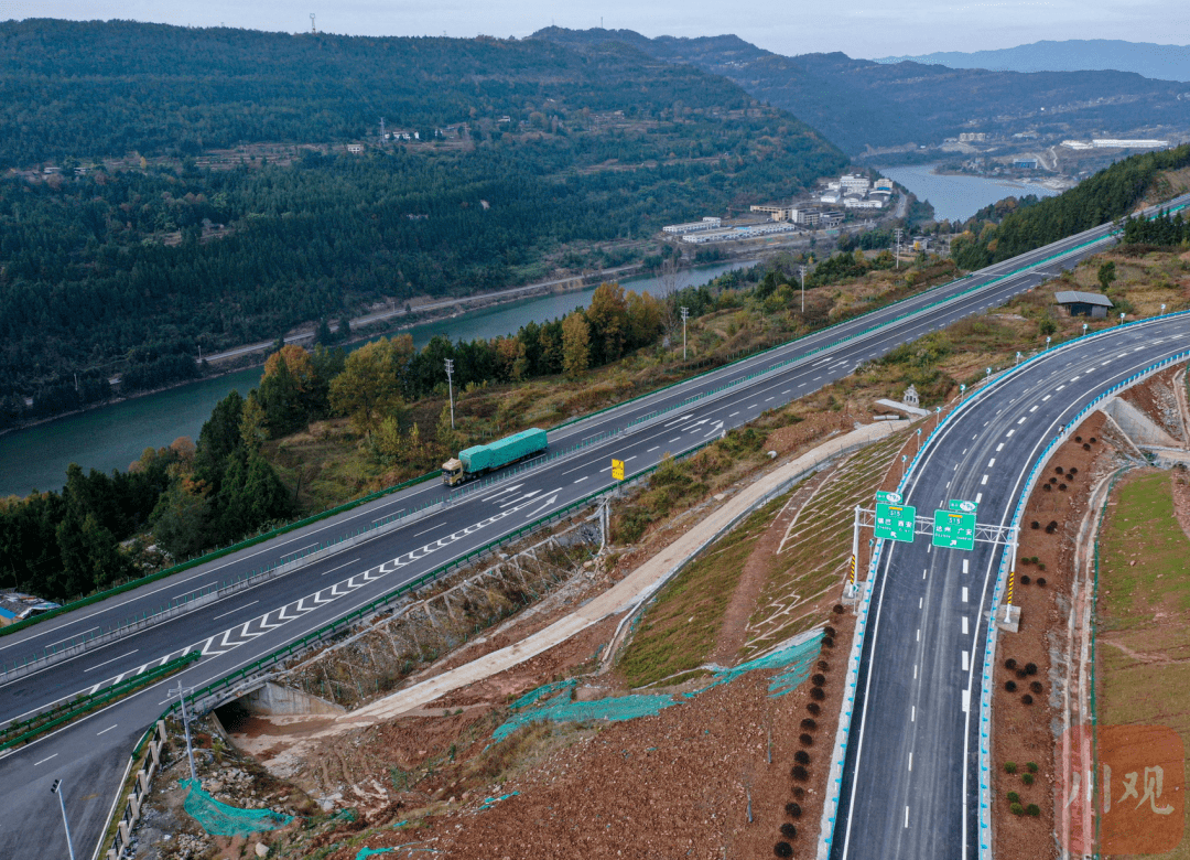 成自泸赤高速扩容成自泸赤高速，连接四川与贵州的高速公路