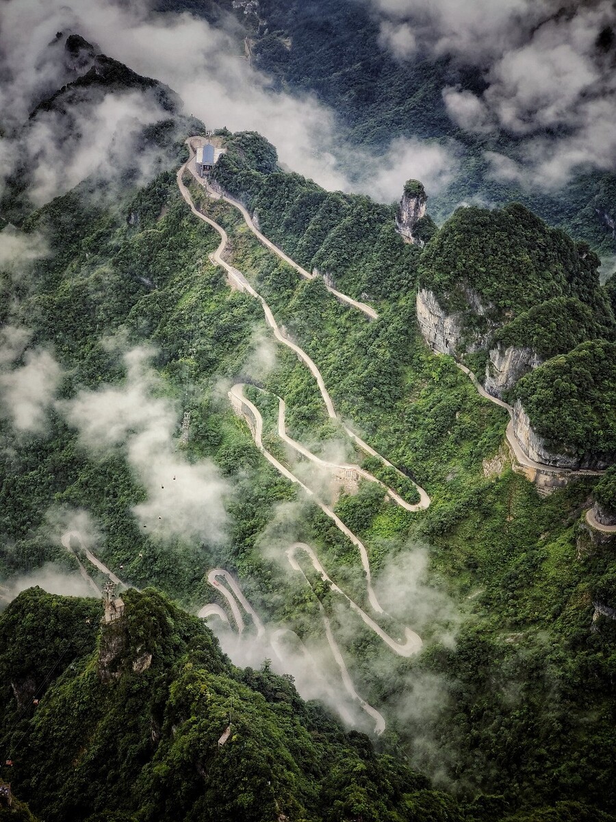 天门山99道弯盘山公路天门山99道弯，神秘之巅的魅力之旅