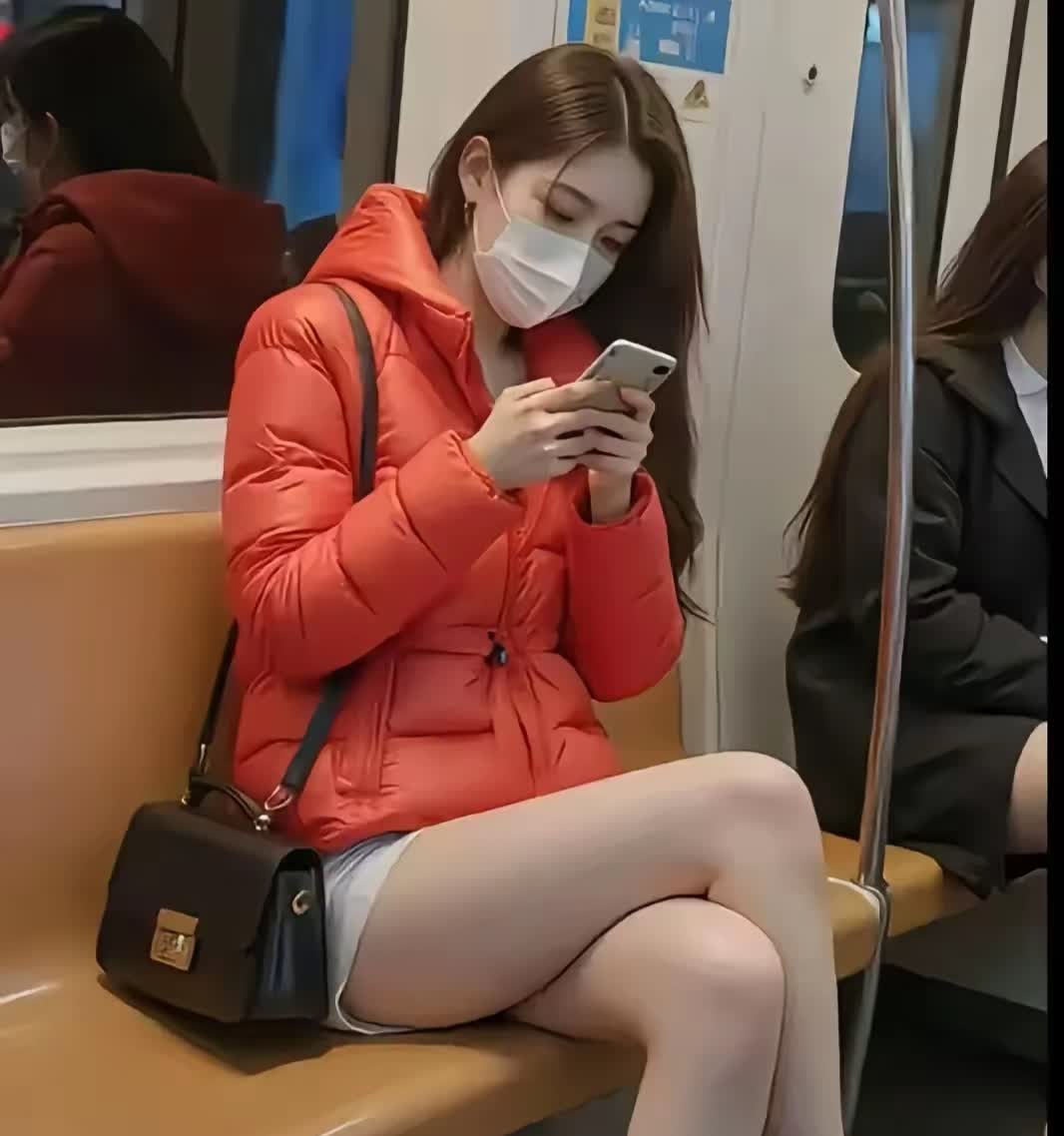 地铁女汉子-第1张图片