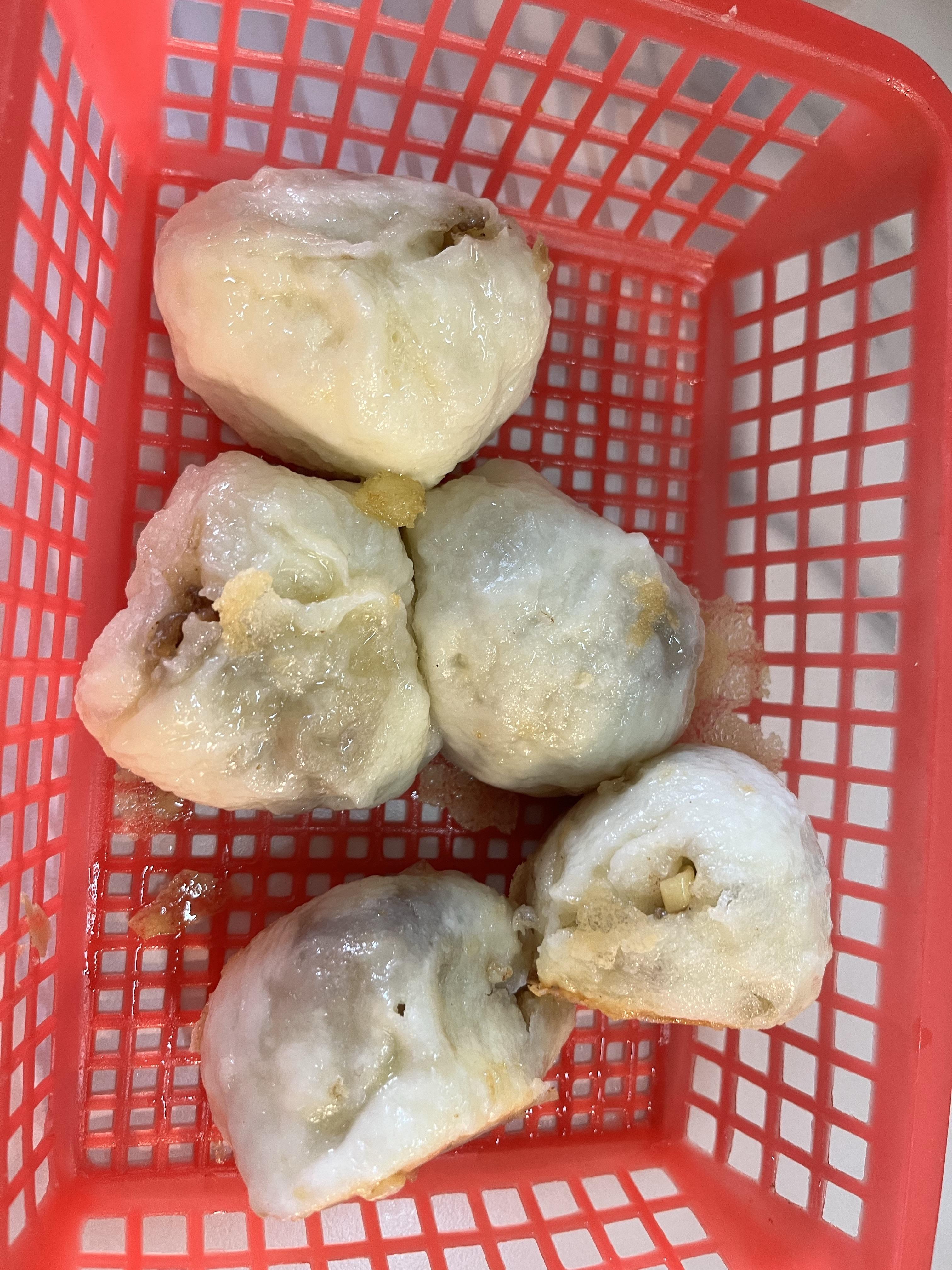 老外用胡辣汤酸辣粉泡月饼老外用胡辣汤酸辣粉泡月饼