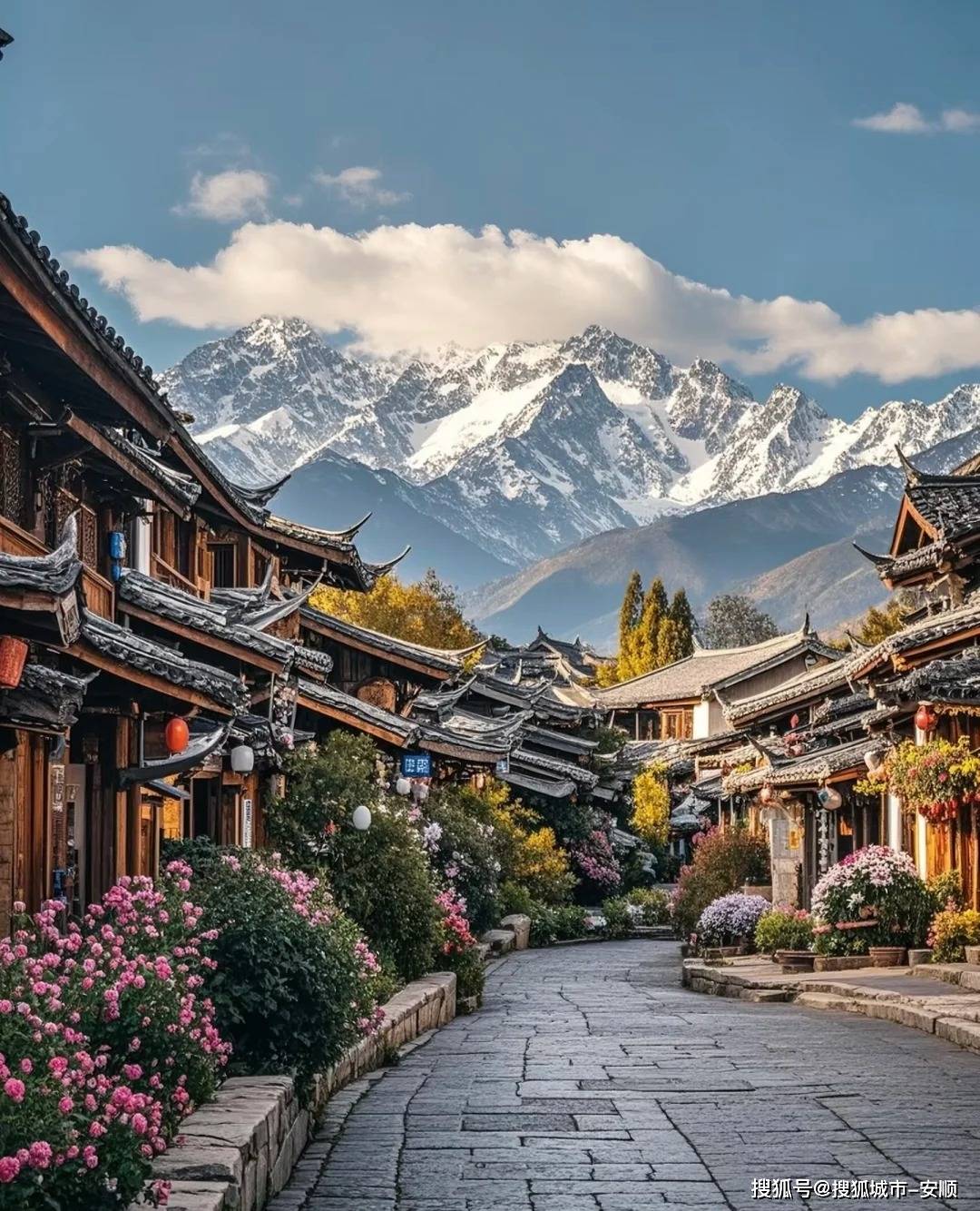 香格里拉位于云南省的藏区地区，是云南省内著名的旅游胜地之一。香格里拉拥有得天独厚的自然风光和人文景观，吸引了众多游客前来探访。-第1张图片