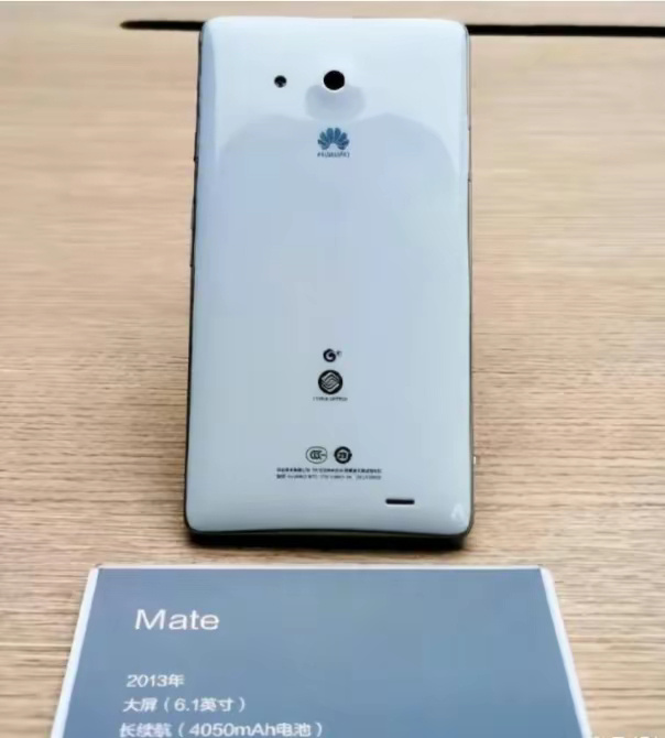 初代未拆封IPHONE拍出113万初代未拆封IPHONE拍出113万，数码传奇的背后