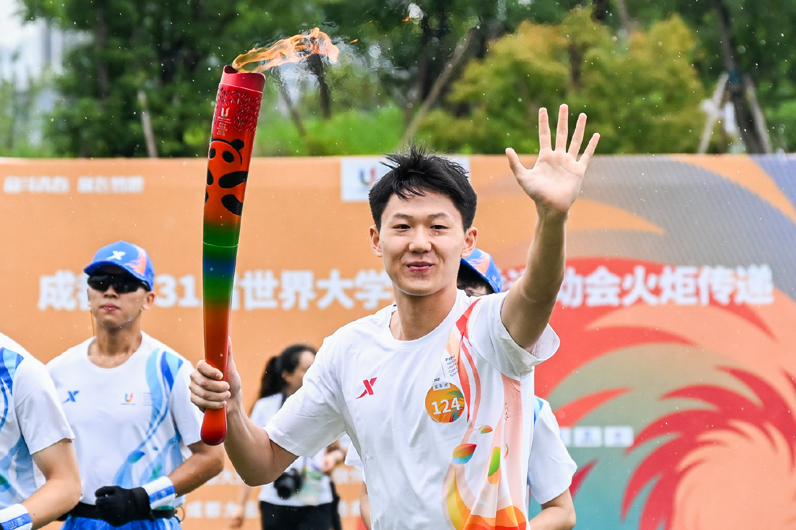 成都大运会火炬亮相成都大运会火种飞往北京-第2张图片