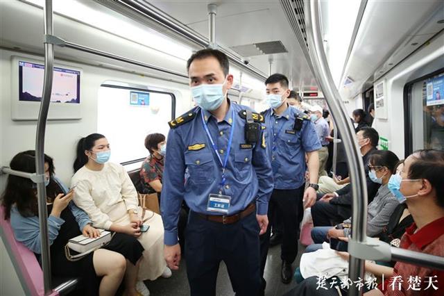 地铁女娃地铁女汉子，都市中的独立力量-第2张图片